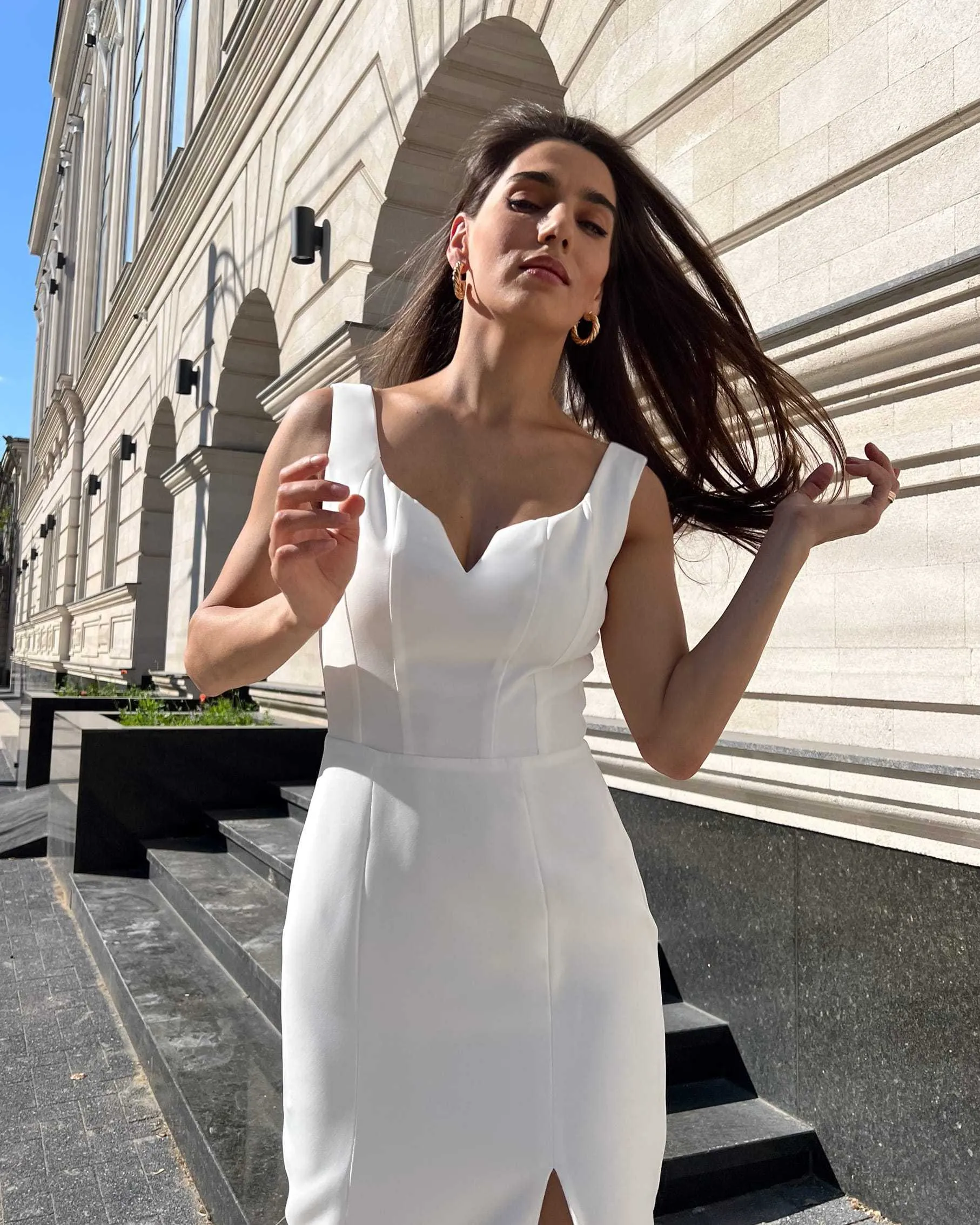 Rochie cocktail alba eleganta fara maneci