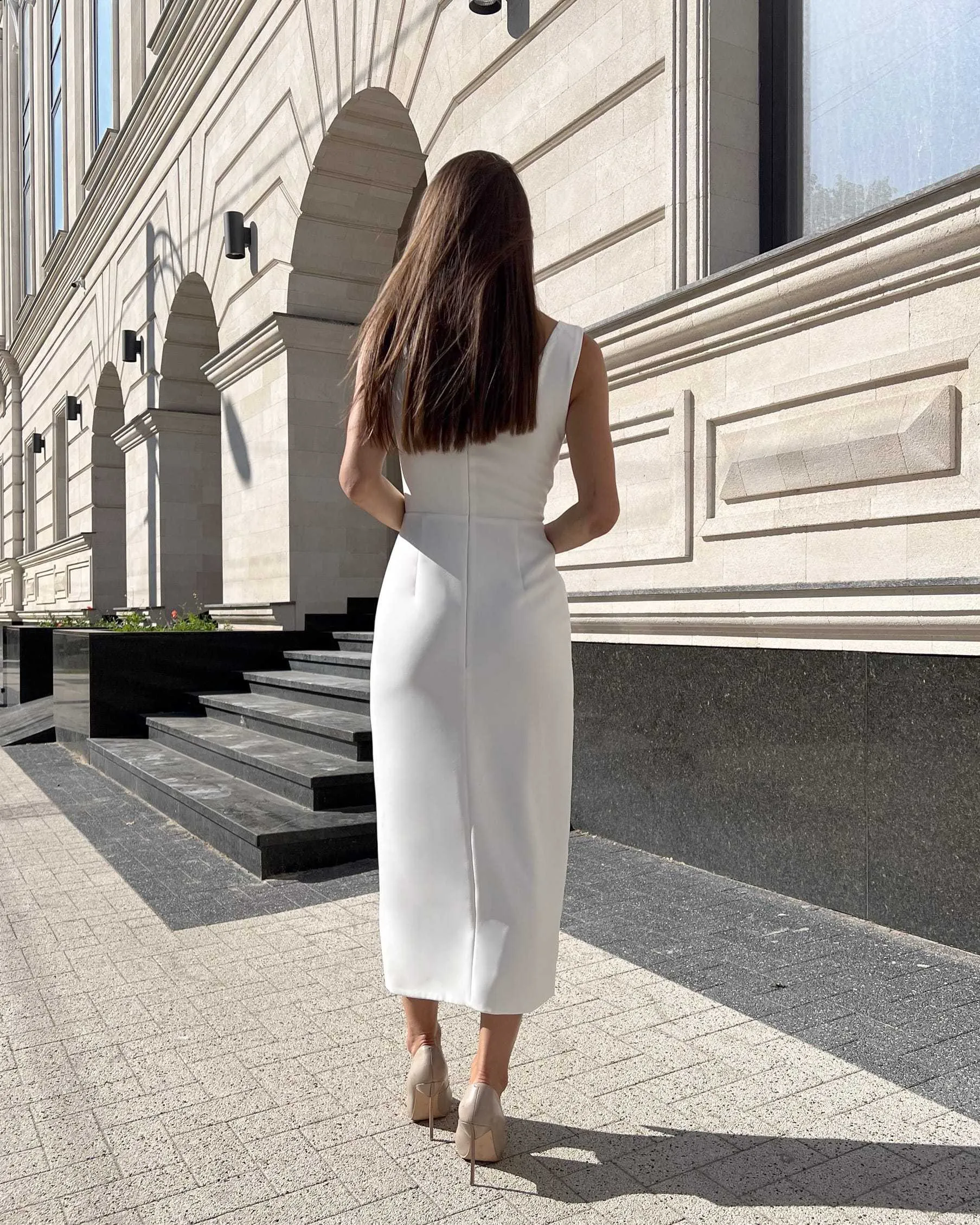Rochie cocktail alba eleganta fara maneci