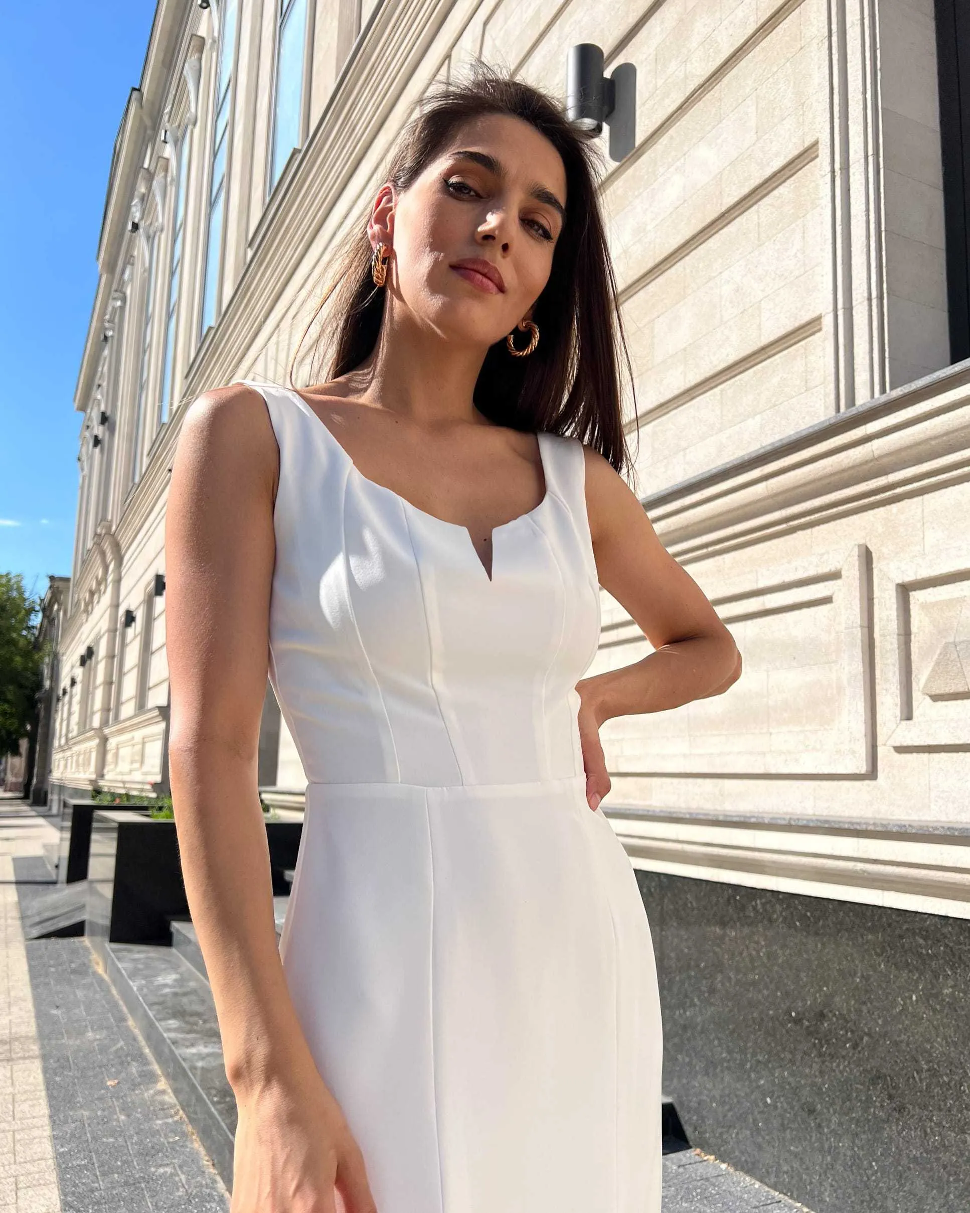 Rochie cocktail alba eleganta fara maneci